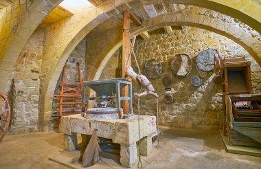 Victoria, Malta - 15 Haziran 2018: İç fırtınasıdır, duvarlarda Ortaçağ elekler ve diğer parçaları üreten, 15 Haziran Victoria un için Folklor Müzesi (Gran Castello tarihi evi).