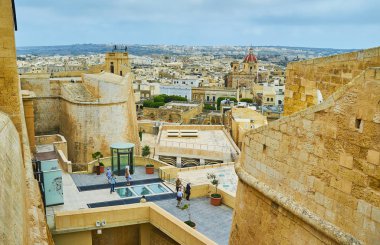 Victoria, Malta - 15 Haziran 2018: 15 Haziran Victoria Victoria şehir ve St Michael bastion Rabat Kalesi, uzun boylu duvarından izle.