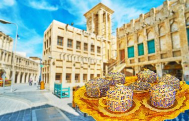 Garson parlak cam kakma ile süslü ve kabartma desenler, Souq Waqif, Doha, Katar ile altın tepsi üzerinde duran otantik Osmanlı tarzı bardak, kahve sunar. 