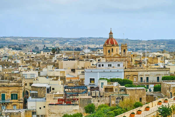 St George parish Kilisesi Victoria, Gozo Adası, Malta çatılar yükselen kırmızı kubbe.
