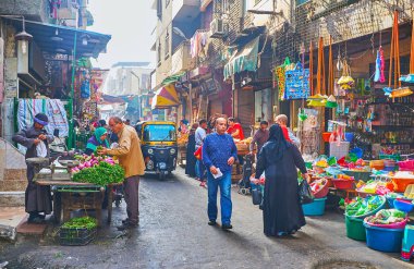 Cairo, Mısır - 21 Aralık 2017: Al Khayama ın Bazaarı gıda ve ev mağazaları, yaya yürüyüş ve 21 Aralık Kahire'de tuk tuks, sürme ile sokak sahnede.