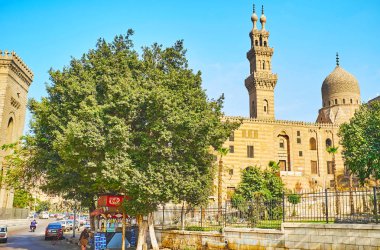 Cairo, Mısır - 21 Aralık 2017: Ortaçağ Qanibay Al-Rammah Camii güzel oyma kubbe ve sıradışı çift kubbeli Minareli, 21 Aralık Kahire'de sahiptir.