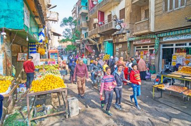 Cairo, Mısır - 21 Aralık 2017: Al Khayama sokak gıda pazarında meyve takılması ve Kahire 21 Aralık tarihinde bir fırın ile insan kalabalığı.