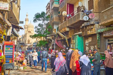 Cairo, Mısır - 21 Aralık 2017: Kalabalık Al Khayama sokak pek çok gıda tezgahları ve arka planda üzerinde 21 Aralık Kahire'de Ortaçağ Prens Gani Bek Camii.