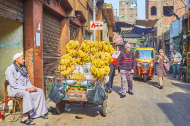 Cairo, Mısır - 21 Aralık 2017: Al Khayama street çarşı, insanlar ve tuk tuks, 21 Aralık Kahire'de dolu taze muz ile at arabası.