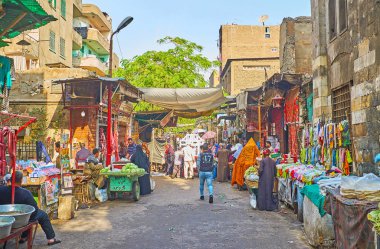 Cairo, Mısır - 21 Aralık 2017: Al Khayama çarşı, 21 Aralık Kahire'de eski mahalle, dar meşgul cadde boyunca uzanan eski püskü gıda mağazaları.