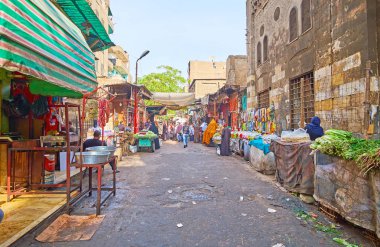 Cairo, Mısır - 21 Aralık 2017: Tezgahları, sunan taze meyve ve sebze ile kirli Al Khayama sokak boyunca yürüyüş, İslami Kahire ilçe, Aralık'ta 21 içinde Cairo.