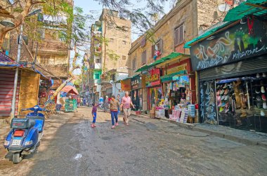 Cairo, Mısır - 21 Aralık 2017: Al Khayama street üzerinde 21 Aralık Kahire İslam Kahire bölgesinde birçok giyim mağazaları, ev ve bakkal mağaza, atölye çalışmaları, bağlıyordun ve kafeterya, ünlü çarşı yer olduğunu.