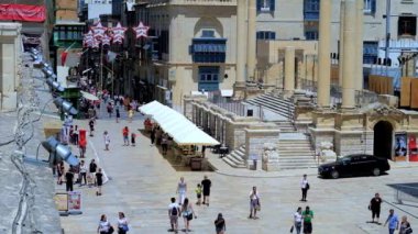 Valletta, Malta - 18 Haziran 2018: Harabeleri, Royal Opera açık hava kafeleri ve turist çevrili House, insanlar yürü, 18 Haziran Valletta depolar.