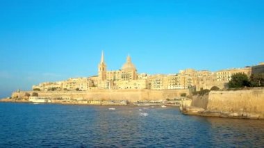 Ortaçağ yerel kalker Valletta duvarlar yapılardır, St Paul's Anglikan yanlısı Katedrali ve Carmelite Kilisesi, Güneş ışınları ile ışıklı haline parlak altın, Malta.