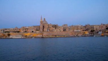 Manzaralı çarpıcı onun Ortaçağ şehir silüetinin yumuşak ışık mavi saat, Malta Valletta Kuzey Limanı boyunca romantik akşam yat gezisi.