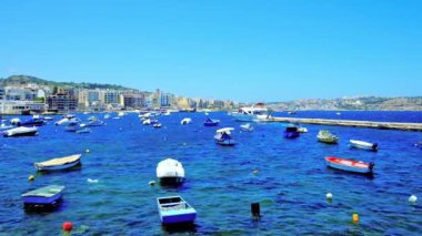 Sallanan balıkçı tekneleri Harbour Bugibba Resort, St Paul's Bay, Malta uzanan huzurlu manzarasının keyfini çıkarın.