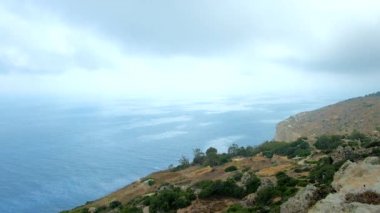 Hızlı alçak bulutlar ve sis Dingli Cliffs, Guastalla, Northern Malta bölgesi, Akdeniz sahili boyunca.
