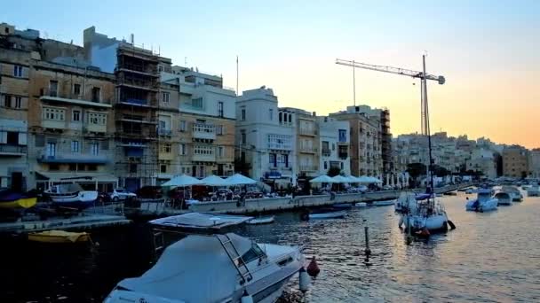 森格莱阿萨利 马耳他 2018年6月18日 在瓦莱塔大海港的日落之旅 欣赏中世纪设防城市的 岛和船在其岸边 在6月18日在森格莱阿萨利 — 图库视频影像