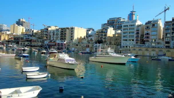 圣朱利安 马耳他 2018年6月20日 斯皮诺拉湾海港与许多小渔船和现代住宅区的背景下 6月20日在 朱利安 — 图库视频影像