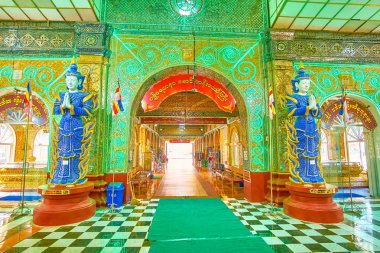 Mandalay, Myanmar - 23 Şubat 2018: Dua salonu Kyauktawgyi Pagoda 23 Şubat Mandalay içinde yeşil ışık ile aydınlatılmış oyulmuş ayna parçaları ile dekore edilmiş