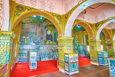 Mandalay, Myanmar - 23 Şubat 2018: Lord Buda'nın 23 Şubat Mandalay yapılan Su Taung Pyae Pagoda, ayna görüntüsü evde oturan ile güzel Tapınak.