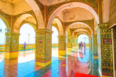 Mandalay, Myanmar - 23 Şubat 2018: Su Taung Pyae tapınak kemerli Galeri 23 Şubat Mandalay süslü sütunları, ayna ile geniş koridorları işe sahiptir.