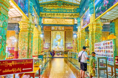 Mandalay, Myanmar - 23 Şubat 2018: Mermer Lord Buddha, ayrıca denilen Maha Thetkya Mayazein, 23 Şubat Mandalay yapılan heykeli ile Kyauktawgyi Pagoda tapınak içinin