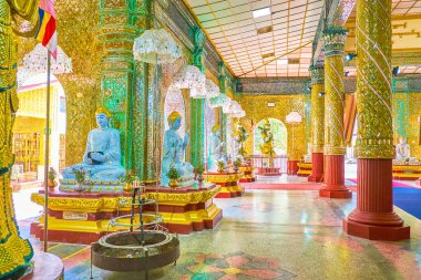 Mandalay, Myanmar - 23 Şubat 2018: Güzel dekore edilmiş görüntü Kyauktawgyi Buda Tapınağı ile ev mermer Budalar, 23 Şubat Mandalay içinde