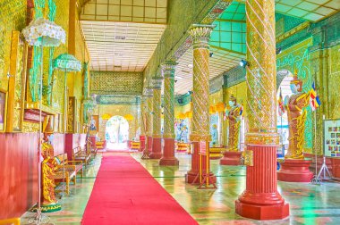 Mandalay, Myanmar - 23 Şubat 2018: Kyauktawgyi Buda güzel Galeri Tapınağı ayna parçaları, desenlerle 23 Şubat Mandalay süslü