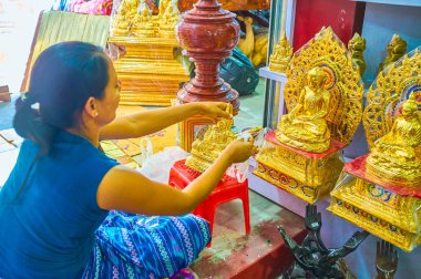 Mandalay, Myanmar - 23 Şubat 2018: 23 Şubat Mandalay içinde piyasada küçük atölyede Lord Buda'nın küçük heykelciği yaldız süreci
