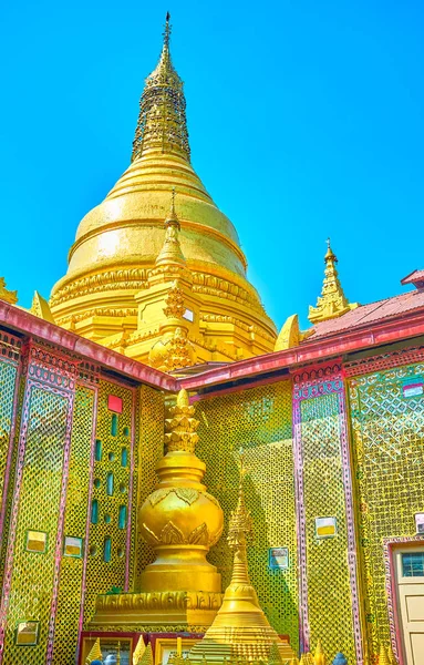 Огромная Пагода Храма Таунг Пхэ Зеркальными Узорами Стен Внутреннего Двора — стоковое фото