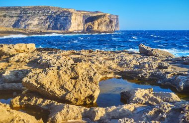 Sarı kalker kayalar ve kayalıklarla San Lawrenz Coast, Gozo Adası, Malta ile doğal Akdeniz deniz manzarası.