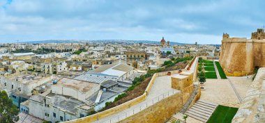 St John's demi-Kalesi, duvara küçük bahçe manzaralı Cittadella kale surları ve şehir manzarası üzerinde hakim Victoria, Gozo, Malta St George bazilikanın kubbe yürümek.