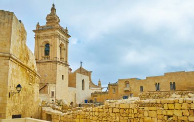 Rabat Kalesi eski dar sokağa ön, Victoria, Gozo Adası, Malta taş duvar kalıntıları ile görünümünden üzerinde çan kulesi, varsayım Katedrali.