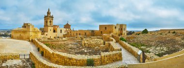 Rabat Kalesi panoraması ile harap binalar, St John Cavalier ve varsayım Katedrali, Victoria, Gozo Adası, Malta temelleri.