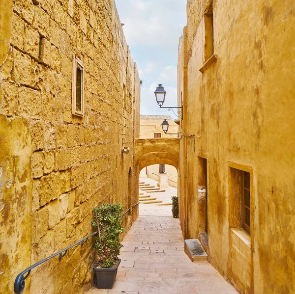 Las Estrechas Calles Rabat Citadel Bordeadas Altos Muros Piedra Edificios —  Fotos de Stock