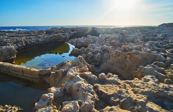 傍晚的太阳是温暖接近海岸与尖锐的岩石和微小的回水 圣保罗 圣圣劳伦斯凯宾斯基 戈佐岛 马耳他 — 图库照片