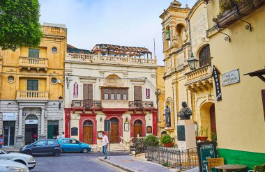 Victoria, Malta - 15 Haziran 2018: Köşesinde Bağımsızlık Meydanı eski yapılardır ve St Jacob Kilisesi'nin Çan Kulesi Manzaralı 15 Haziran ayında Victoria.