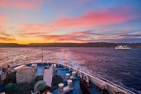 Vista Ferry Flotando Isla Gozo Desde Malta Crepúsculo Con Brillantes —  Fotos de Stock