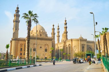 Cairo, Mısır - 21 Aralık 2017: Salah El-Deen Meydanı en muhteşem şehir mekanlar, Selahaddin Eyyubi Kalesi, Sultan Hassan ve el-Rifai camiler, böyle yerler üzerinde 21 Aralık Kahire'de gösterilen biridir