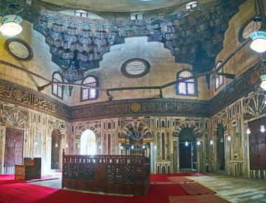 Cairo, Mısır - 21 Aralık 2017: Süslü iç Sultan Hassan cami-medrese kubbe, duvarlar, Arapça hat ve vintage ahşap mobilya, 21 Aralık Kahire'de taş kakma mukarnas unsurları ile