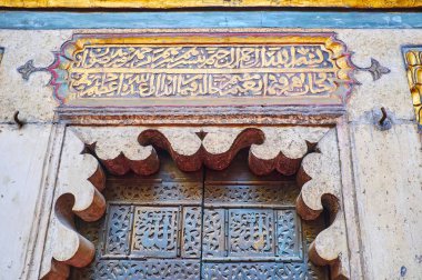 Cairo, Mısır - 21 Aralık 2017: Minber Sultan Hassan cami-medrese, Kur'an-ı Kerim, taş oymalar ve 21 Aralık Kahire'deki muhteşem ahşap altın yazıt ayrıntılarını