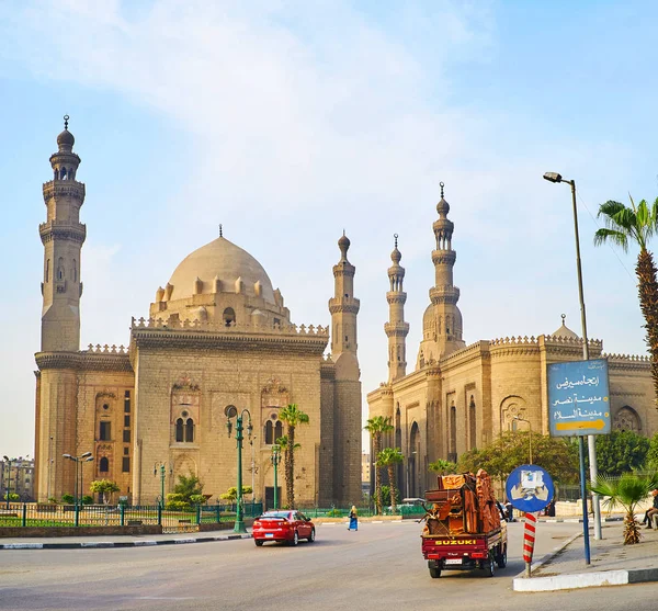 カイロ エジプト 2017 スタジオディーン広場が中世スルタン ハッサン モスク マドラサ ロイヤルのビューを開く リファーイ 隣接するモスク — ストック写真