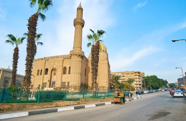 Cairo Egypte December 2017 Brede Straat Voor Middeleeuwse Mahmoudia Moskee — Stockfoto