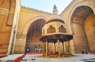 Cairo, Mısır - 21 Aralık 2017: Doğal abdest Çeşme içinde mahkeme, Sultan Hassan cami-medrese ince sütunlar, taş ve ahşap oymalar, Aralık 21, Kahire ile