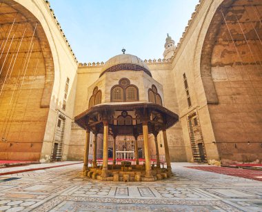 Cairo, Mısır - 21 Aralık 2017: Courtyard Sultan Hassan cami-medrese süslü taş zemin katta ve oyma abdest Çeşme arasında derin kemerli niş üzerinde 21 Aralık Kahire ile