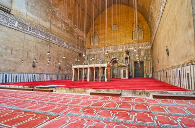 Cairo, Mısır - 21 Aralık 2017: Yaz hall, Sultan Hassan cami-medrese ile yüzlerce kandil (Cami) ve zengin bir şekilde dekore edilmiş duvarlar, 21 Aralık Kahire