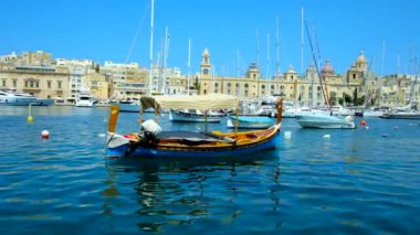Senglea, Malta - 19 Haziran 2018: mesafe, geleneksel luzzu tekneler, dghajsa su taksileri, yatlar ve Ortaçağ Birgu bir manzaralı eski şehrin sahil mesire 19 Haziran Senglea tarihinde tadını çıkarın.
