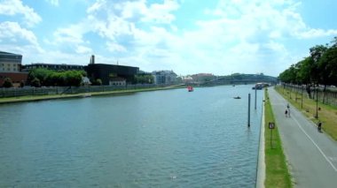 Krakow, Polonya - 21 Haziran 2018: Kurlandzki Bulvarı'nda Vistula Nehri üzerinde 21 Haziran Krakow yeşillikler boyunca yaya sokak ile.