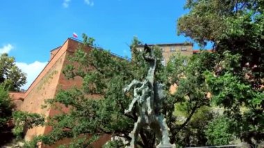 Wawel Castle, Krakow, Polonya altında bulunan Wawel Dragon (Smok Wawelski) heykeli park Wawel Hill (de Jama), mağaranın önünde duruyor.