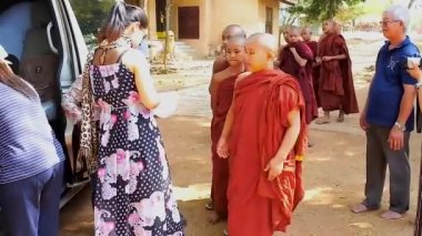 Bagan, Myanmar - 25 Şubat 2018: Shwe Gu Budist Eğitim manastır yetim acemi rahipler (samaneras) bağış gelen turistler, 25 Şubat Bagan içinde almak.