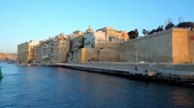 Senglea, Malta - 19 Haziran 2018: L-Isla müstahkem kenti denizden harika görünüyor, onun uzun surları ve Ortaçağ yapıların Valletta Grand Harbour, 19 Haziran Senglea tarihinde süslemeleri.
