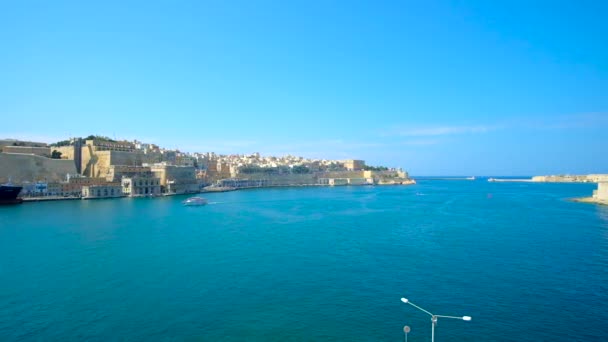瓦莱塔大港的蔚蓝水域与中世纪的城市建筑和船在其岸边 马耳他 — 图库视频影像