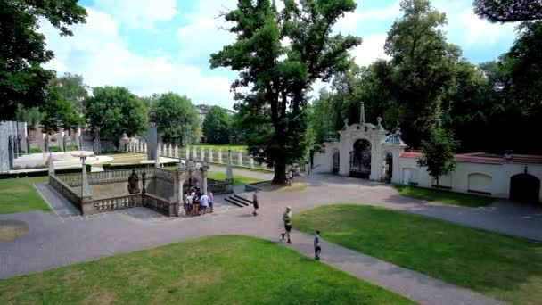 波兰克拉科夫 2018年6月21日 圣斯坦尼斯劳斯教堂花园在斯卡勒卡与圣斯坦尼斯劳斯的良好喷泉和雕塑群的三千年祭坛的背景下 6月21日在克拉科夫 — 图库视频影像